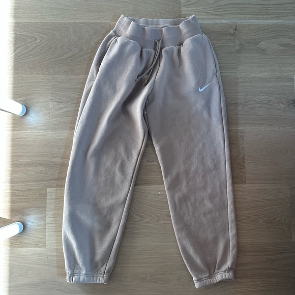 Nike Sweatpants - Picture 2 of 4